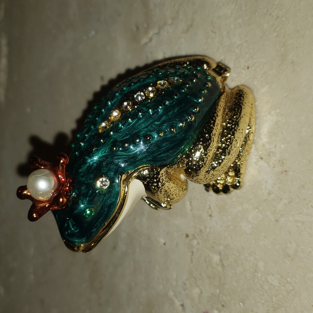 Frog trinket with opening